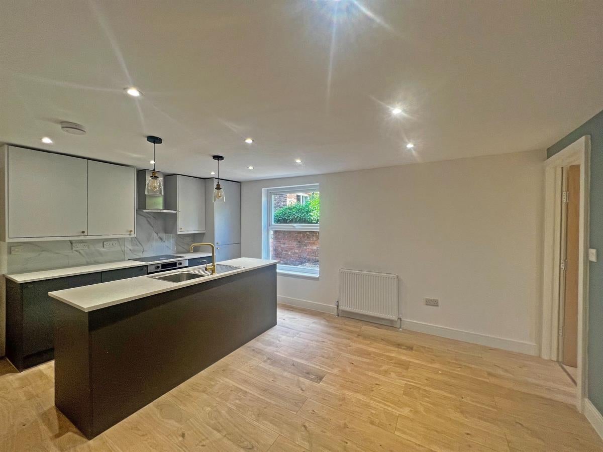 Flat Warwick Avenue in Bedford