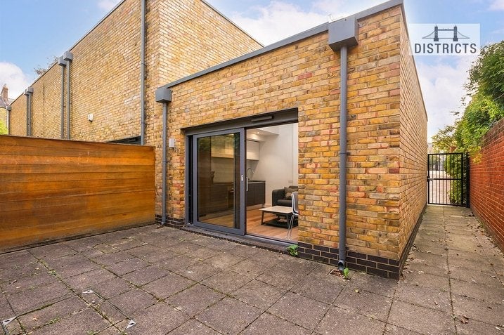 Flat Macaulay Road in Greater London