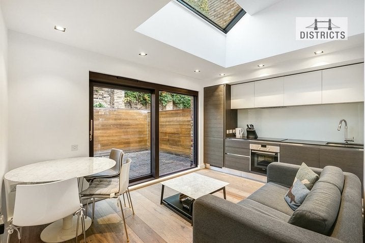 Flat Macaulay Road in Greater London