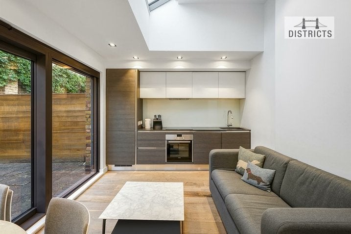 Flat Macaulay Road in Greater London