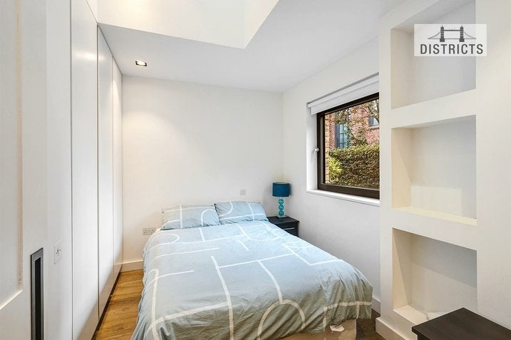 Flat Macaulay Road in Greater London