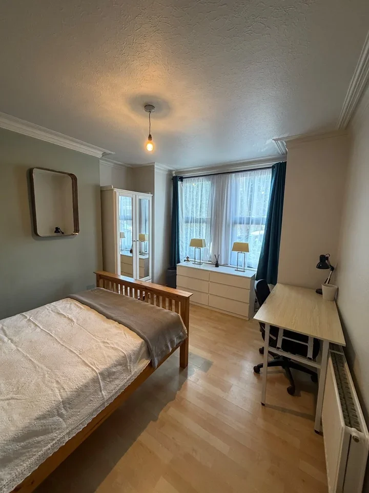 Room Northfield Avenue in Greater London