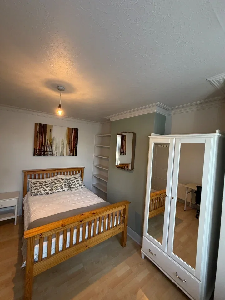 Room Northfield Avenue in Greater London