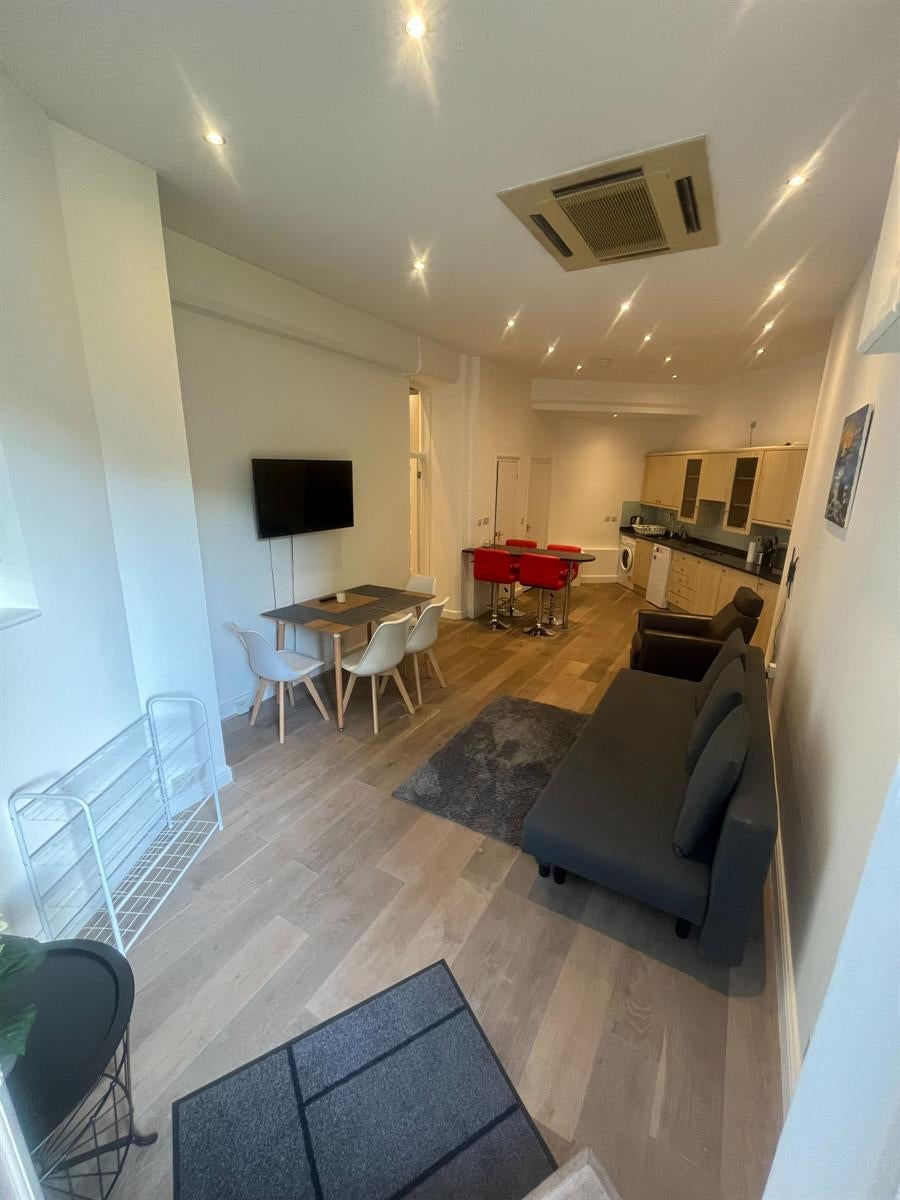 Flat Finchley Road in Greater London