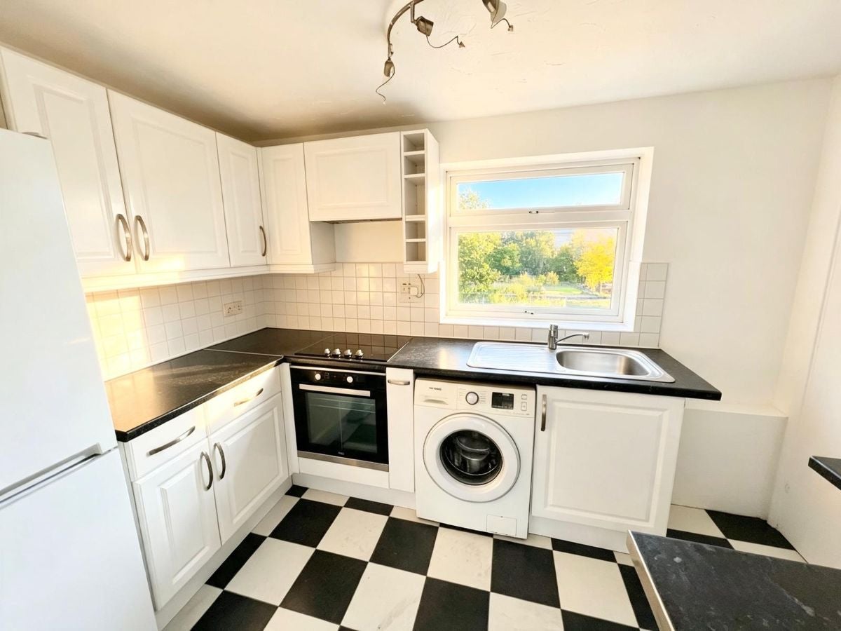 Flat Holdbrook Way in Greater London