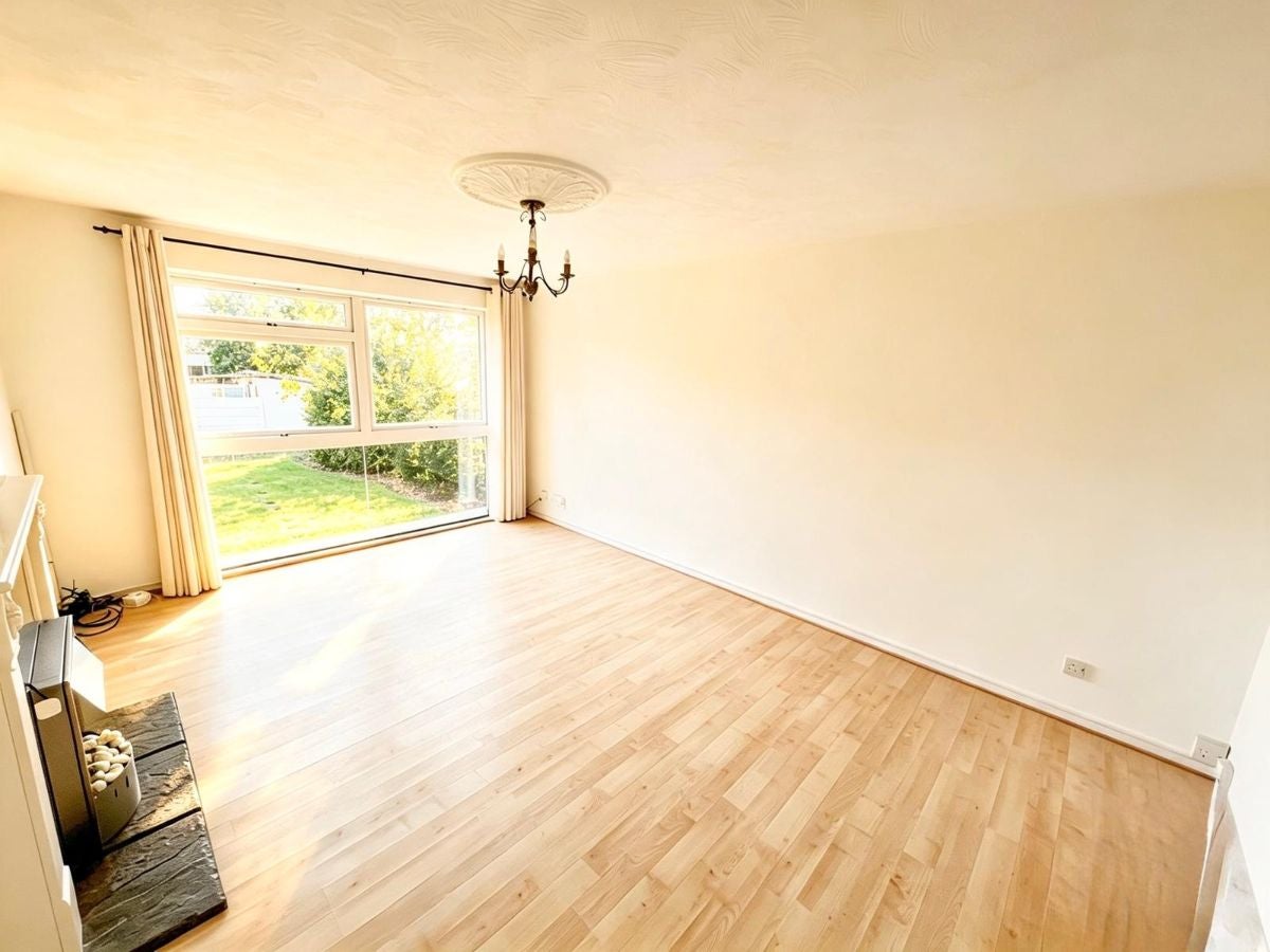 Flat Holdbrook Way in Greater London