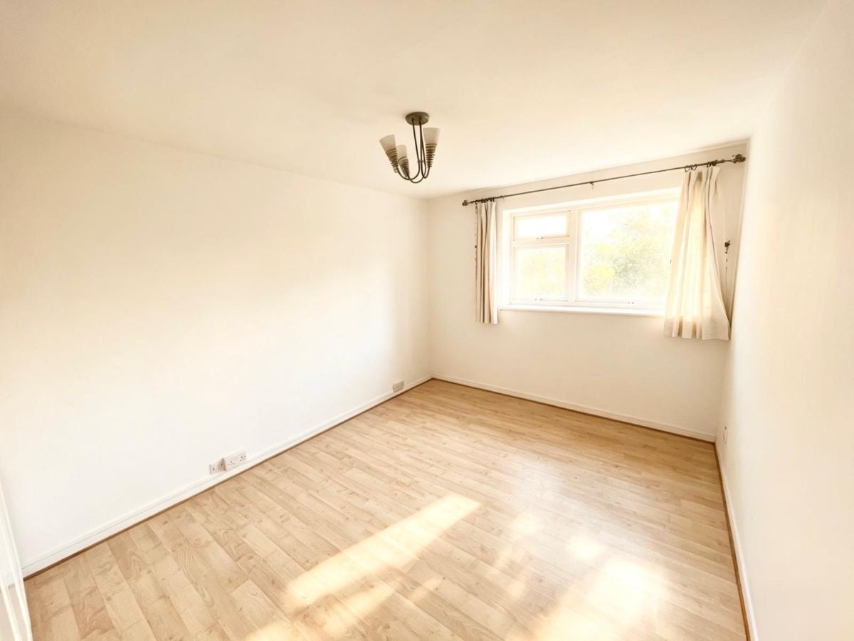 Flat Holdbrook Way in Greater London