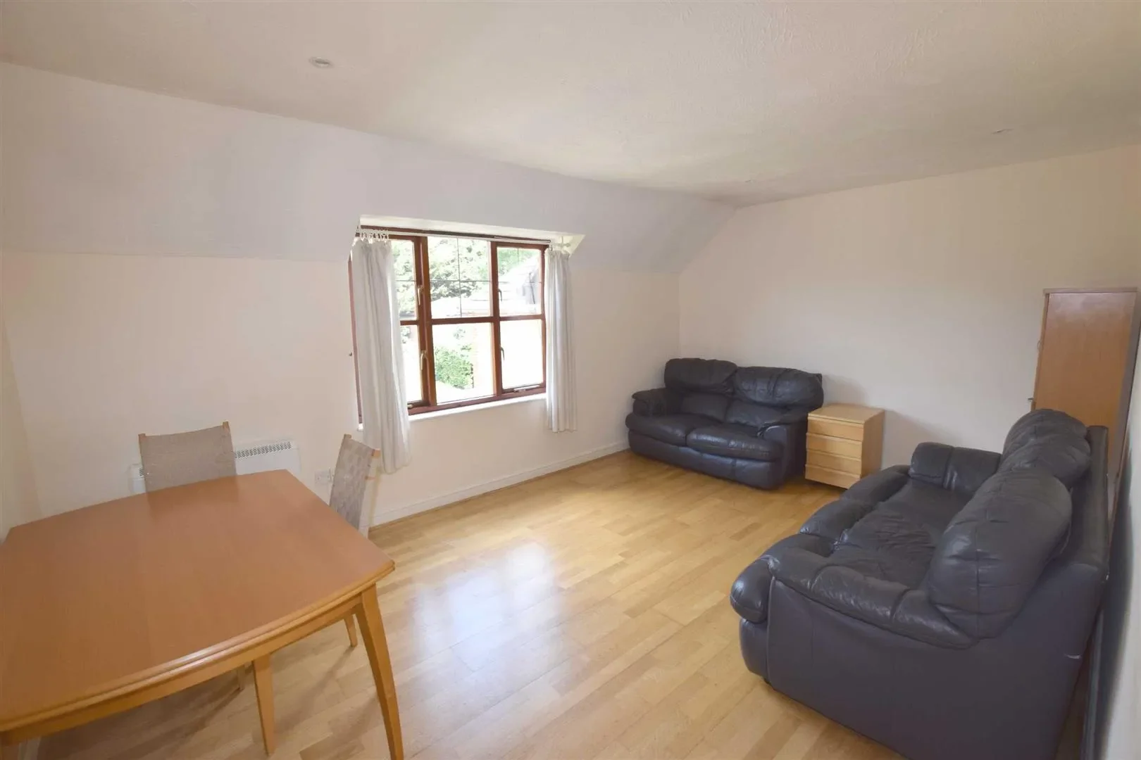 Flat Barton Close in Greater London