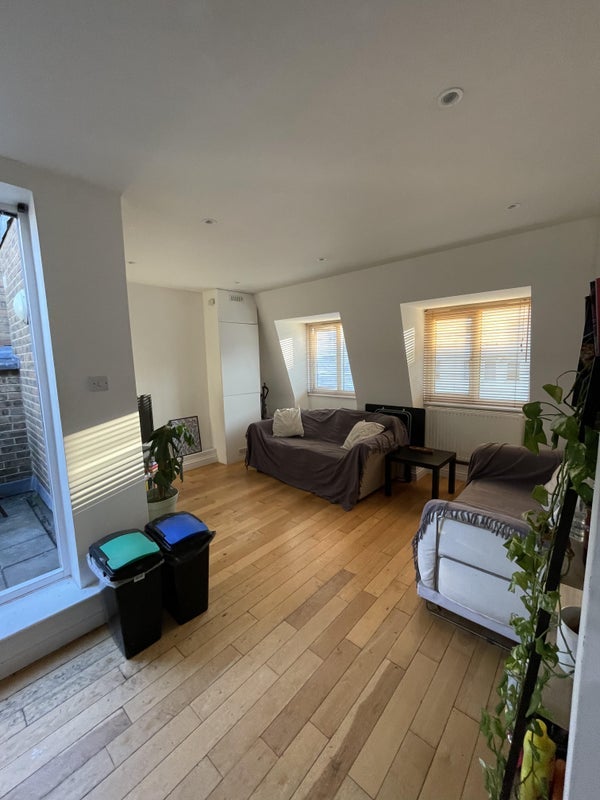 Room Kentish Town Road in Greater London