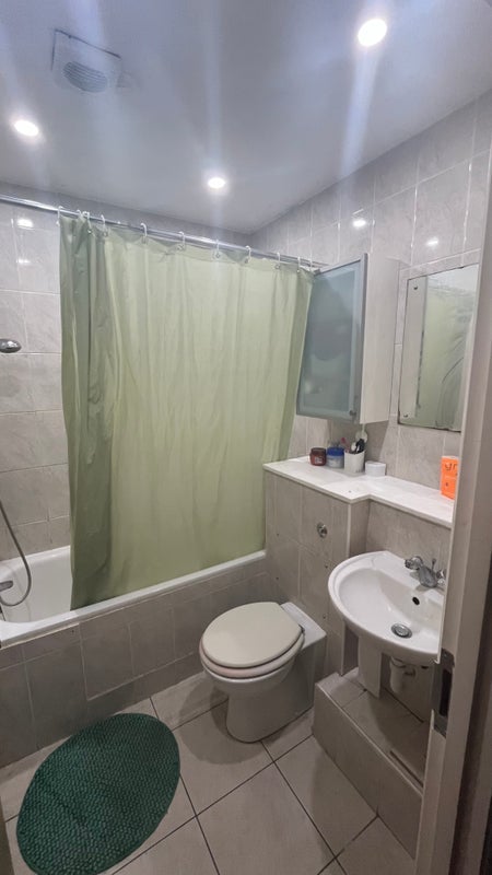 Room Kentish Town Road in Greater London