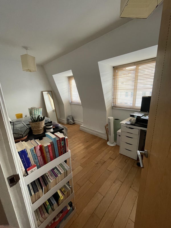 Room Kentish Town Road in Greater London