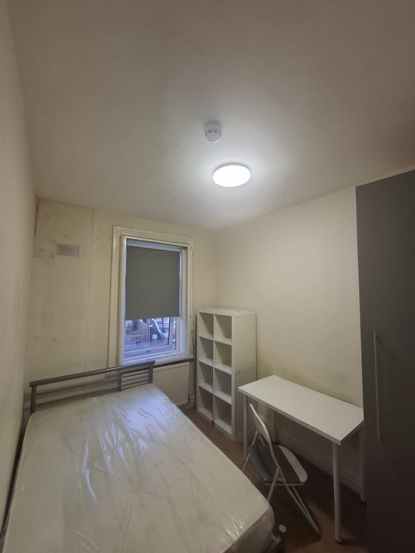 Room Chorley Lane in Leeds