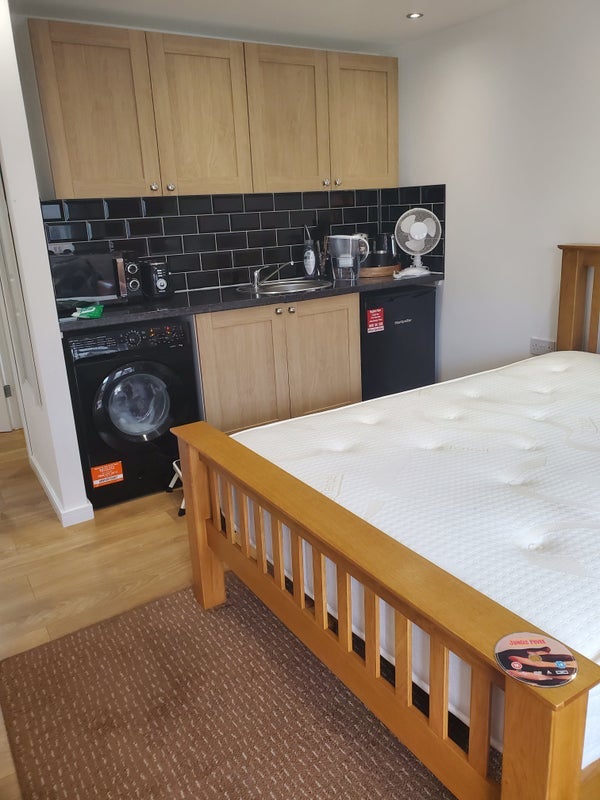 Room Heyford Avenue in Bristol