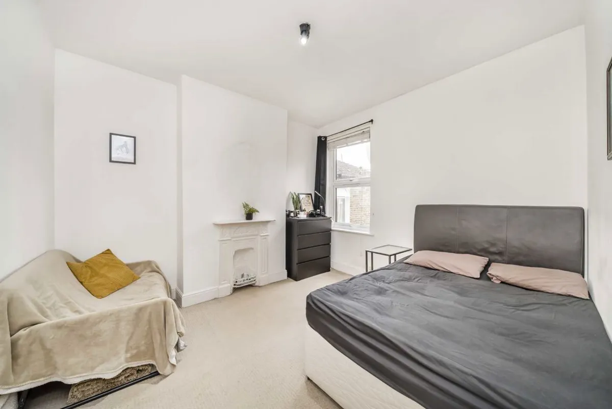 Flat Meon Road in Greater London
