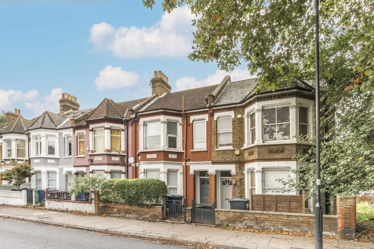 Flat Meon Road in Greater London