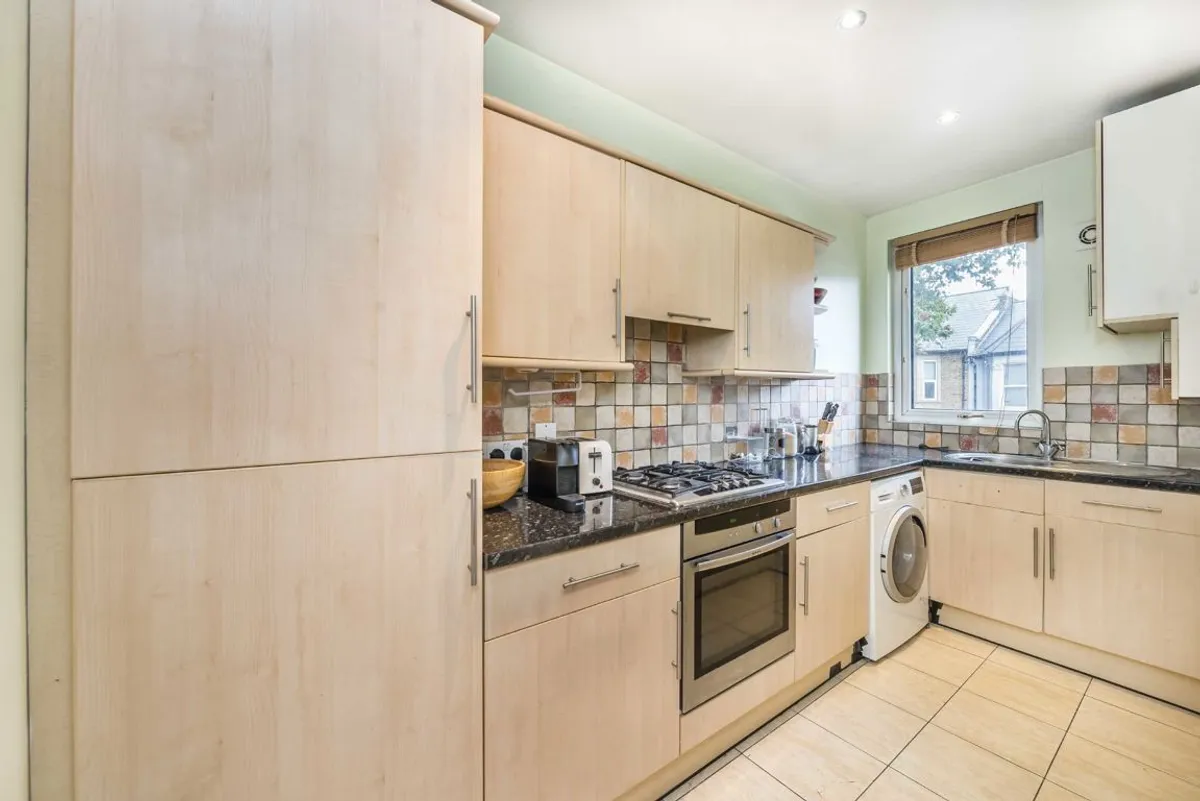 Flat Meon Road in Greater London
