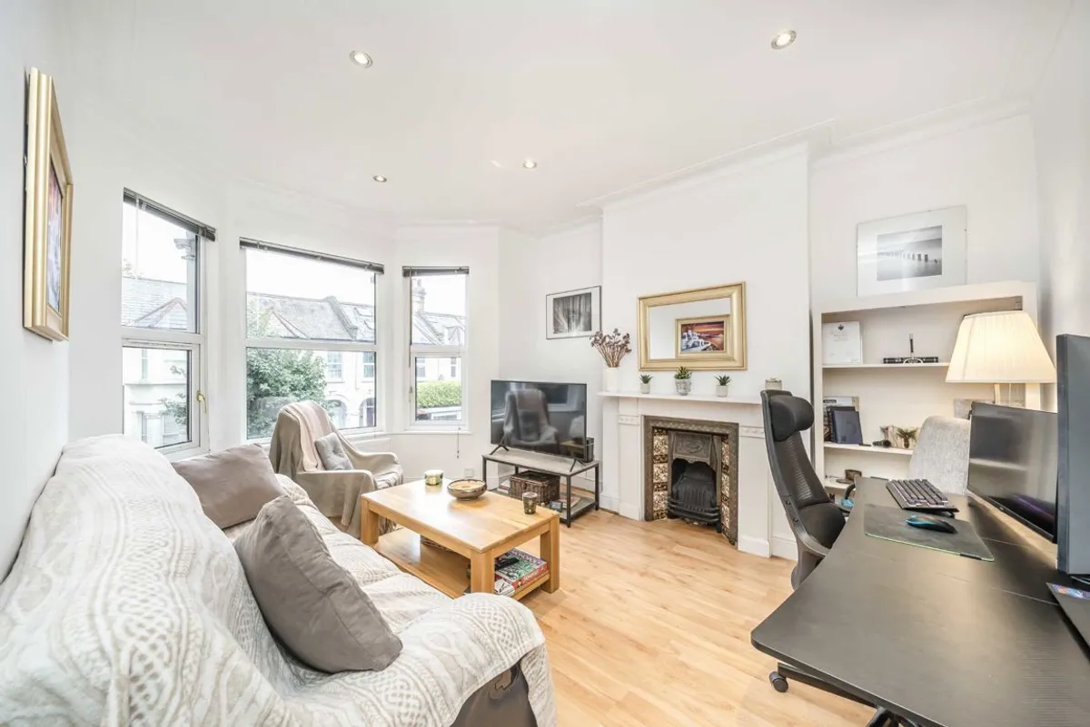 Flat Meon Road in Greater London