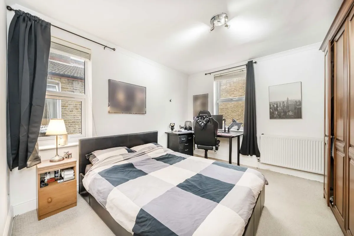 Flat Meon Road in Greater London