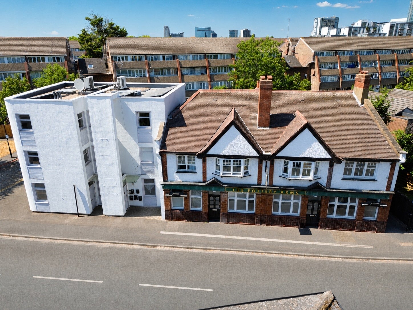 Flat Clayponds Lane in Greater London