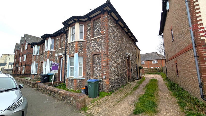 Flat Terminus Road in Arun