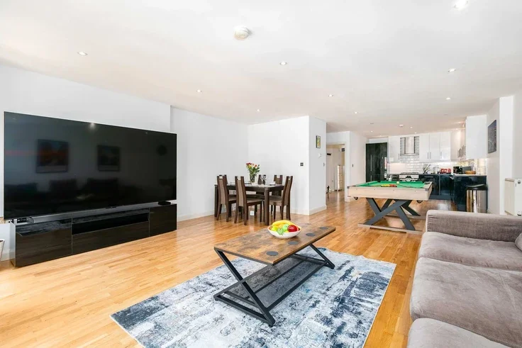 Flat Pitfield Street in Greater London