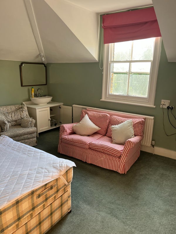 Room Earlsfield Road in Greater London