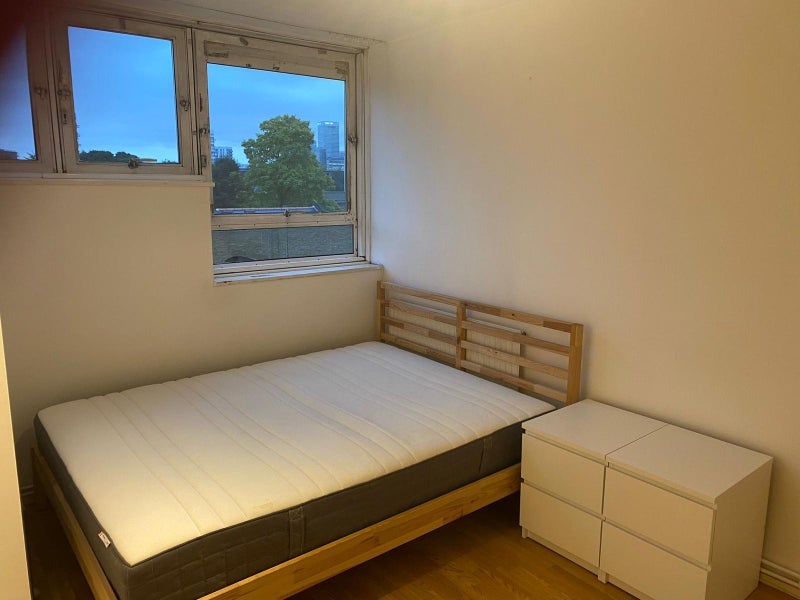 Room Bromley Street in Greater London