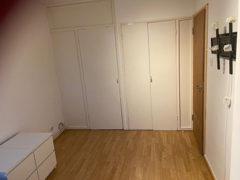 Room Bromley Street in Greater London