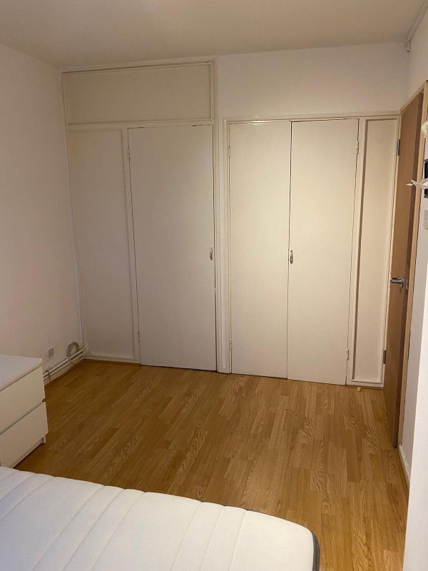 Room Bromley Street in Greater London