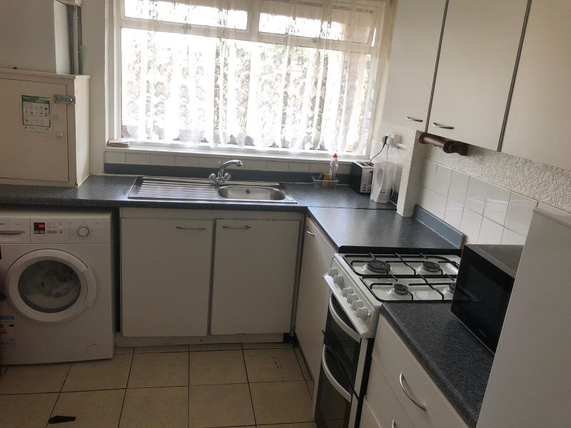 Room Bromley Street in Greater London