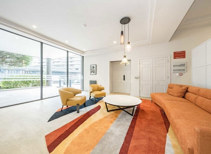 Flat Aldersgate Street in City of London