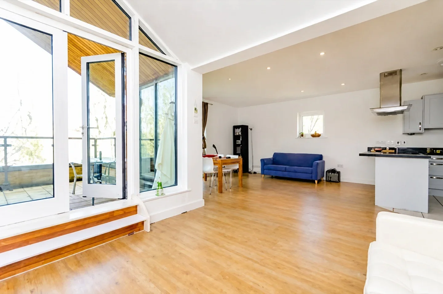 Flat Victoria Way in Woking