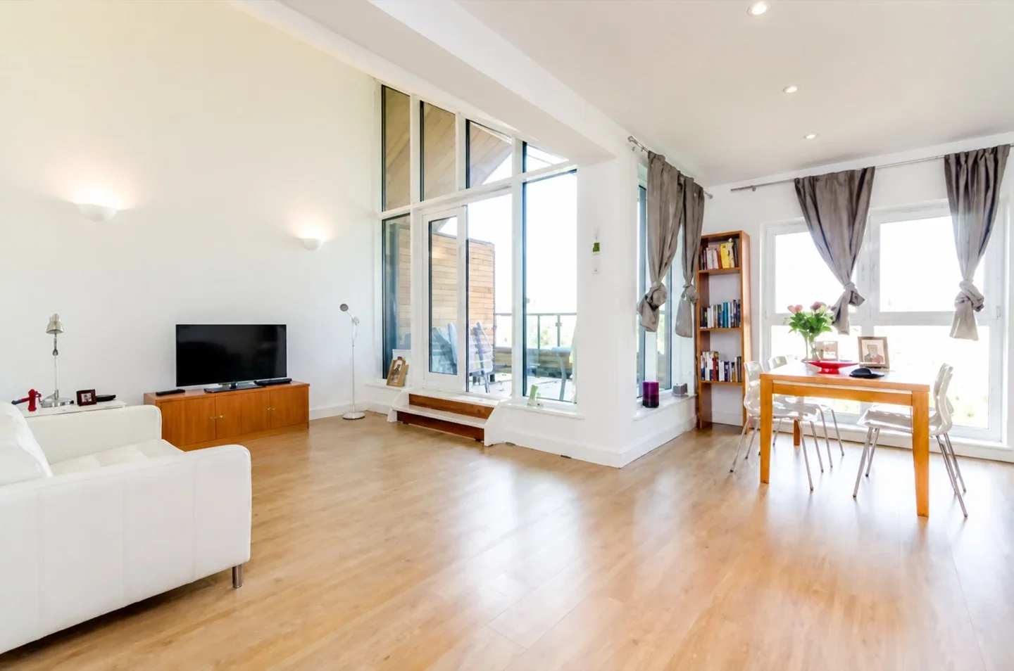 Flat Victoria Way in Woking
