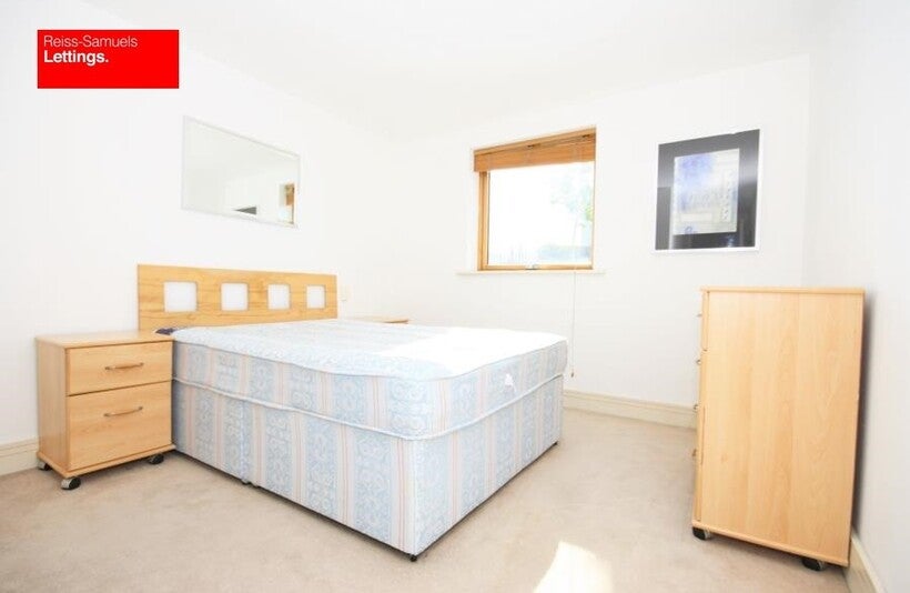 Flat Newton Place in Greater London