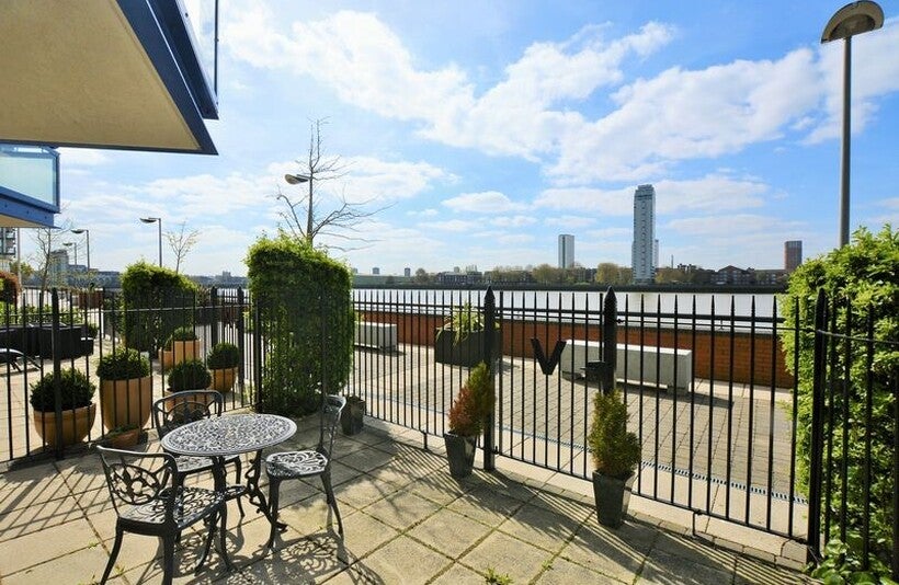 Flat Newton Place in Greater London