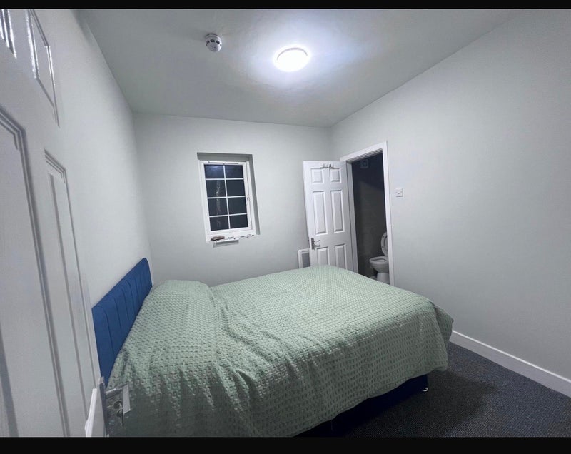 Room Guildford Road in Salford
