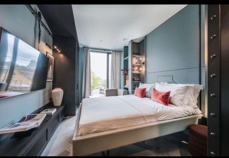 Flat Haydon Way in Greater London