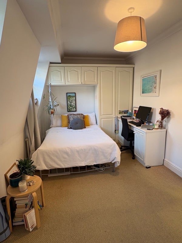 Room Enfield Road in Greater London