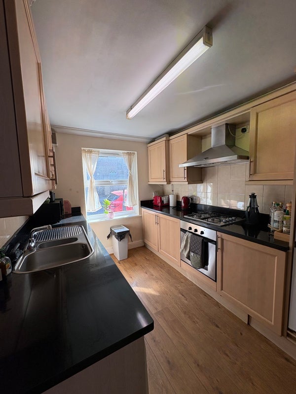 Room Enfield Road in Greater London