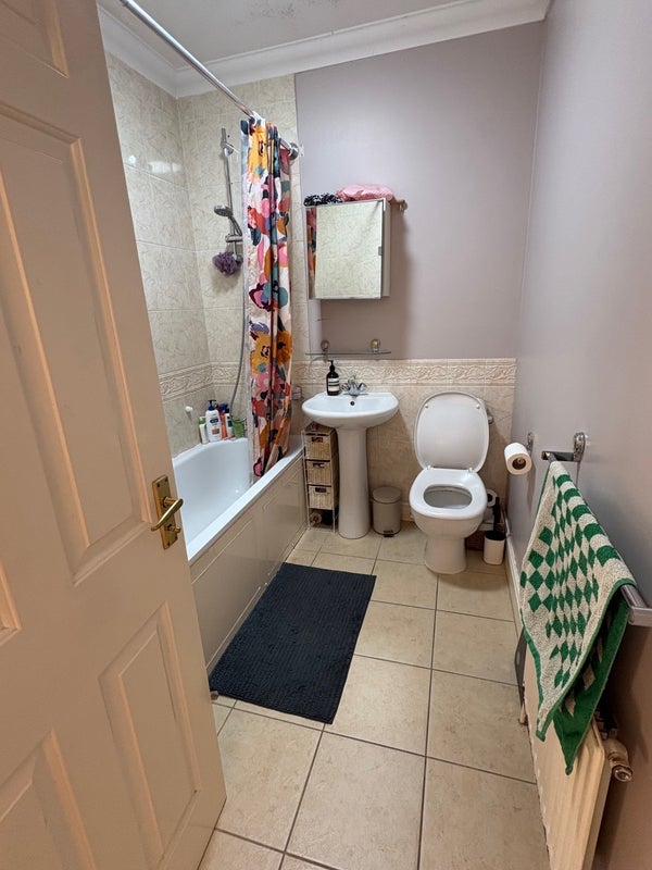 Room Enfield Road in Greater London
