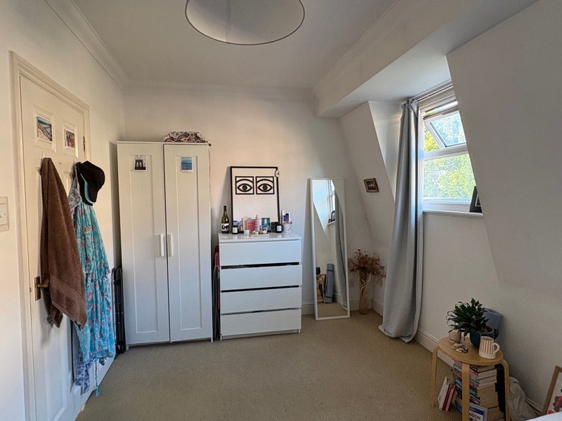 Room Enfield Road in Greater London