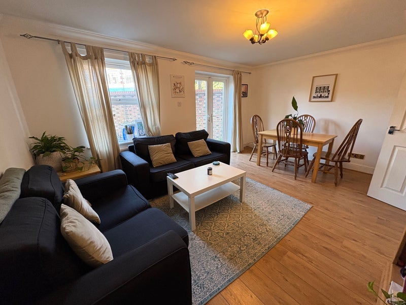 Room Enfield Road in Greater London