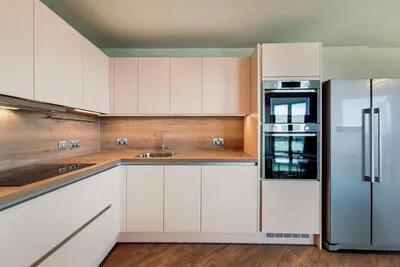 Room Atlantic Crescent in Greater London