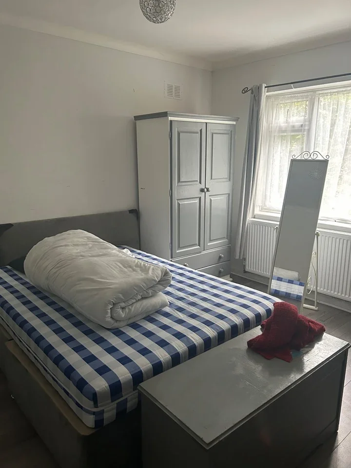Room Meadowcroft Close in Reigate and Banstead