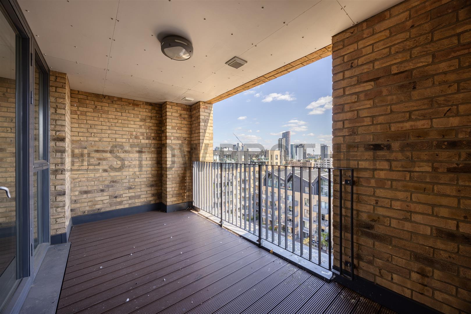 Flat Bolinder Way in Greater London