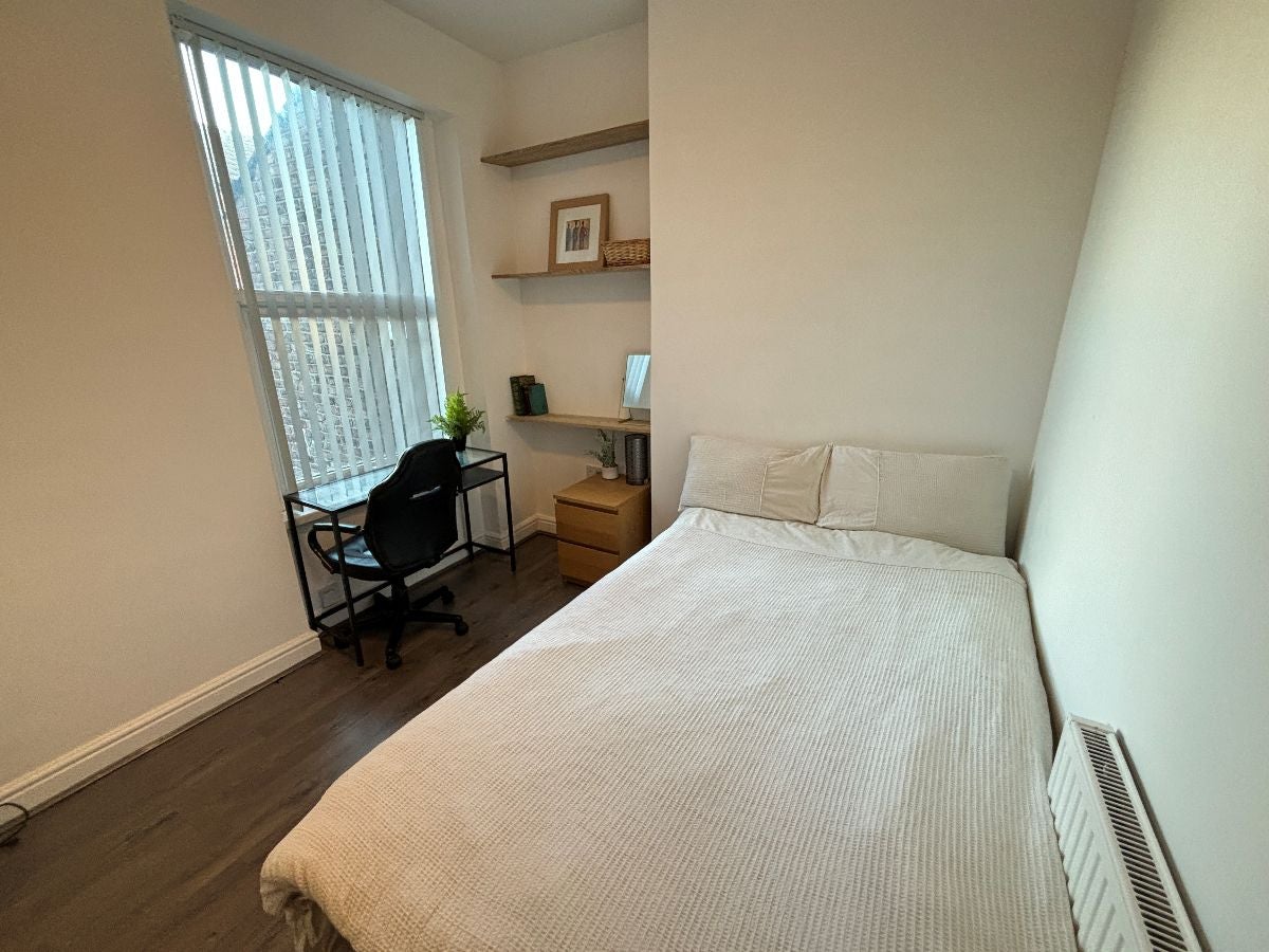 Room Lucan Road in Liverpool