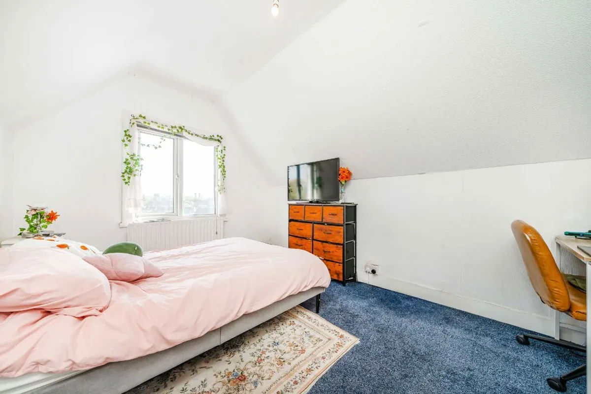 Flat Twickenham Road in Greater London
