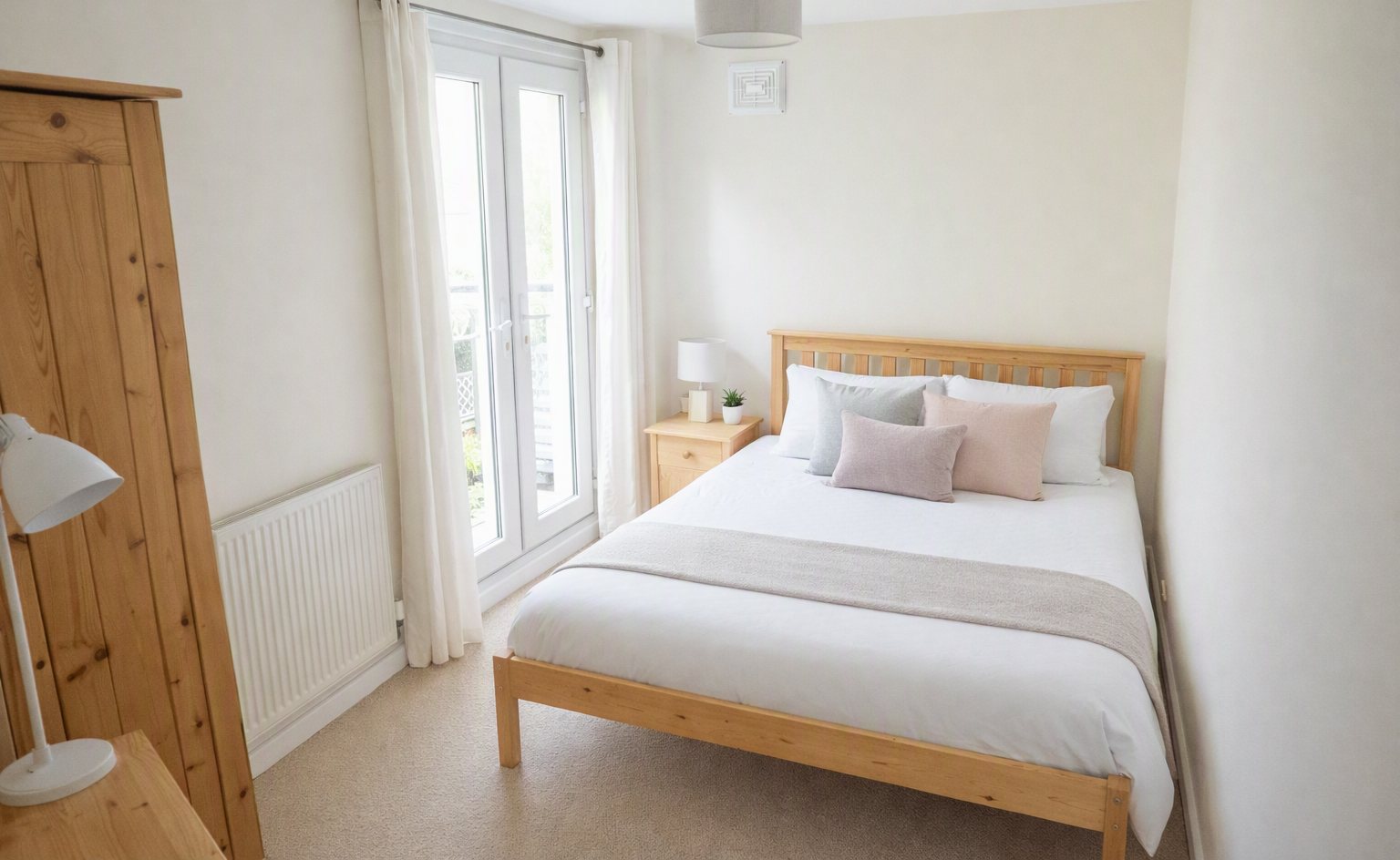 Flat Coldharbour Road in Bristol