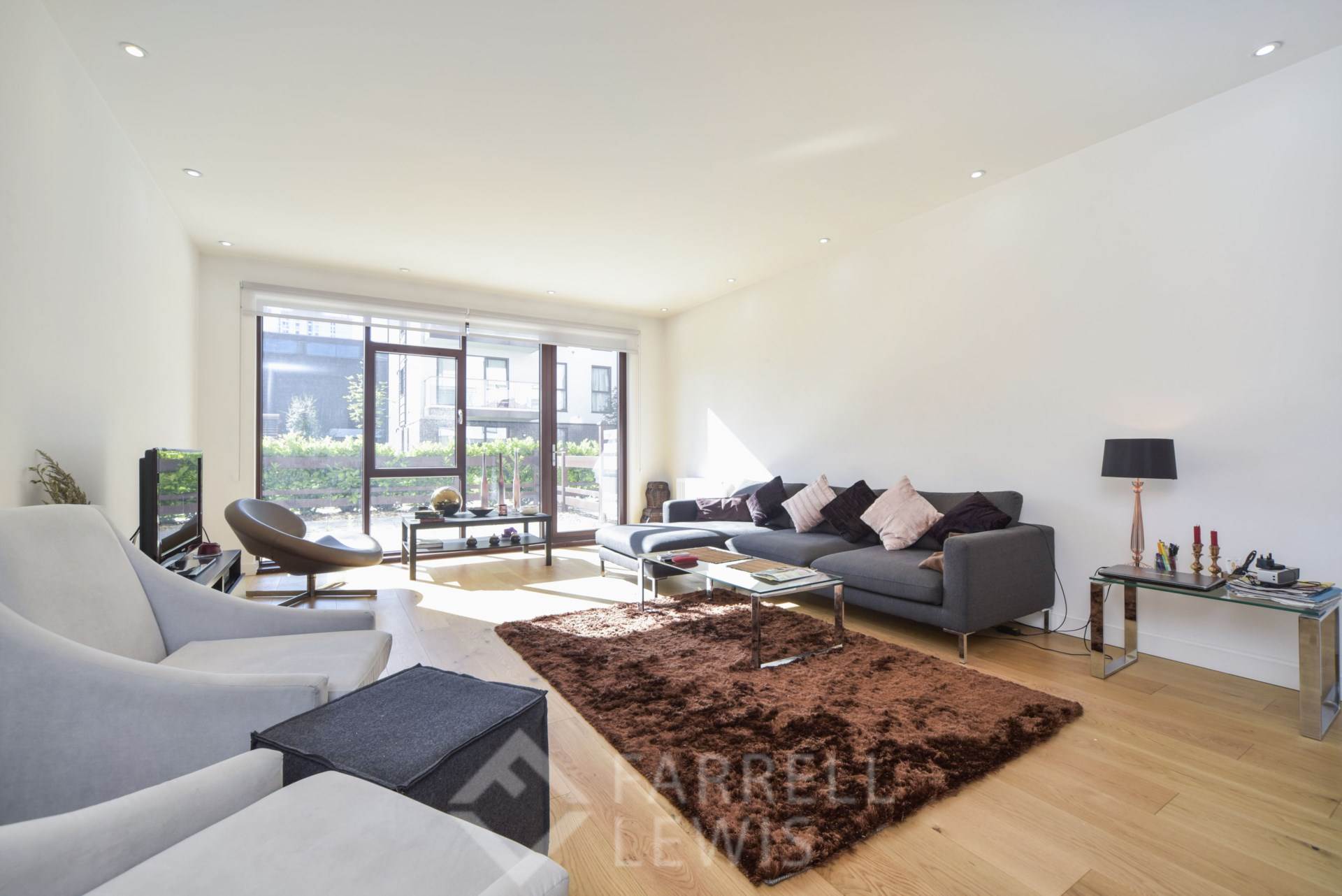 Flat Gibson Road in Greater London