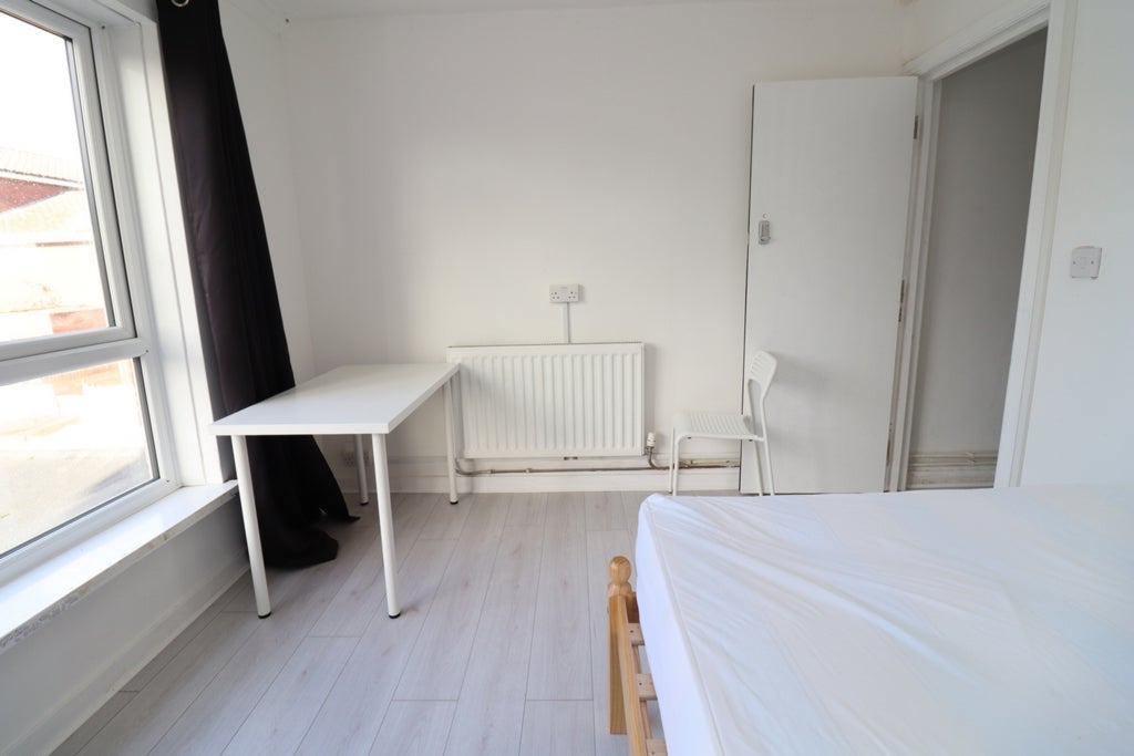 Room Globe Road in Greater London
